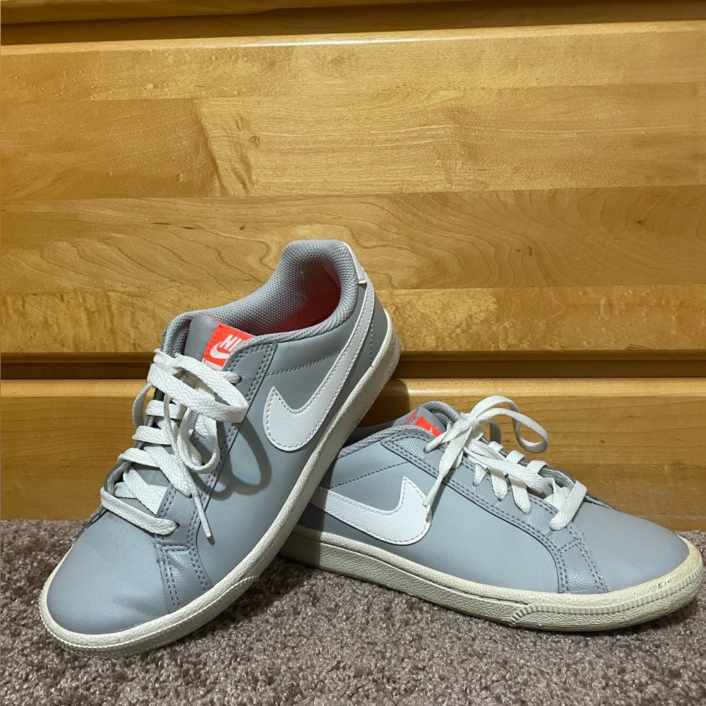 Nike Sneakers | Size 6 | Gray and White